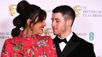 7 Gaya Seksi Priyanka Chopra Sambil Pamer Mesra Bareng Nick Jonas di BAFTAs