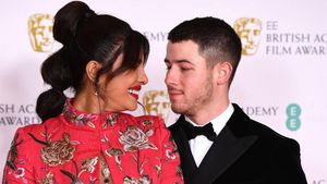 7 Gaya Seksi Priyanka Chopra Sambil Pamer Mesra Bareng Nick Jonas di BAFTAs
