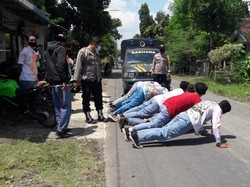 Puluhan Siswa Konvoi Tanpa Prokes Dihukum Push Up di Banyuwangi