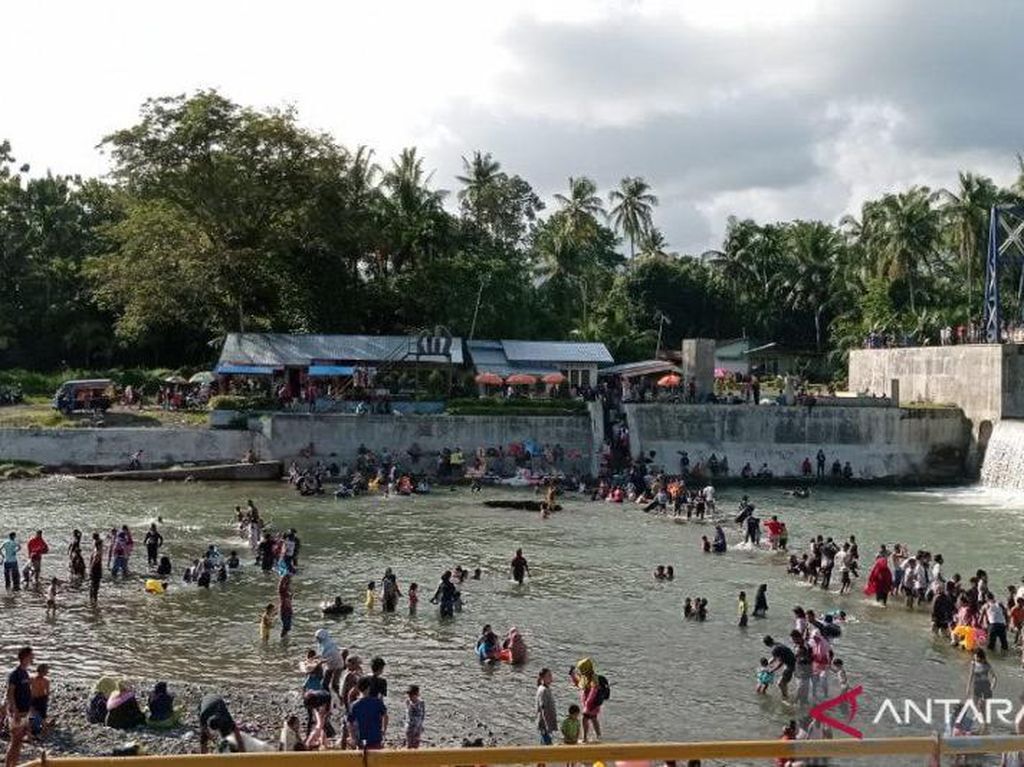 Ratusan Warga Padang Mandi Balimau Sambut Ramadhan Meski Dilarang Polisi Ratusan Warga Padang Mandi Balimau Sambut Ramadhan Meski Dilarang Polisi
