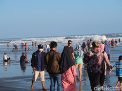 Ribuan Wisatawan Jejali Kawasan Parangtritis, Banyak yang Copot Masker