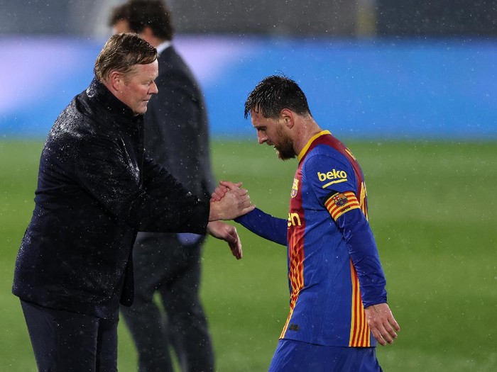 MADRID, SPAIN - APRIL 10: Ronald Koeman, Head Coach of FC Barcelona interacts with Lionel Messi of FC Barcelona after the La Liga Santander match between Real Madrid and FC Barcelona at Estadio Alfredo Di Stefano on April 10, 2021 in Madrid, Spain. Sporting stadiums around Spain remain under strict restrictions due to the Coronavirus Pandemic as Government social distancing laws prohibit fans inside venues resulting in games being played behind closed doors.  (Photo by Angel Martinez/Getty Images)
