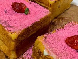 Masak Masak : Roti Panggang Vla Stroberi yang Empuk Manis