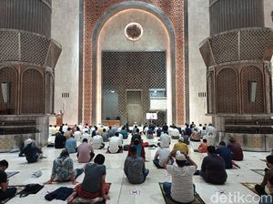 Bahagianya Jemaah Bisa Salat Tarawih Lagi di Masjid Istiqlal Jakpus Bahagianya Jemaah Bisa Salat Tarawih Lagi di Masjid Istiqlal Jakpus