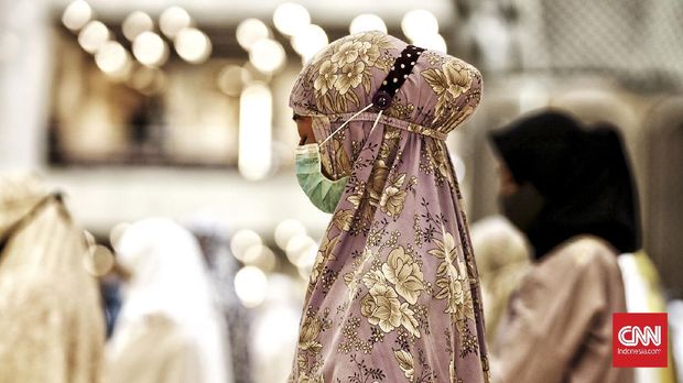 Untuk pertama kalinya selama pandemi, Masjid Istiqlal Jakarta menyelenggarakan Salat Tarawih bulan suci Ramadhan 1442 H. Senin (12/4/2021). Sholat Tarawih digelar dengan protokol kesehatan (prokes) ketat. Jamaah dibatasi 30 persen atau 2 ribu orang.  CNN Indonesia/Andry Novelino