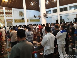 Salat Tarawih di Masjid Agung Serang, Masih Ada Jemaah Tak Pakai Masker