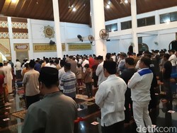 Salat Tarawih di Masjid Agung Serang, Masih Ada Jemaah Tak Pakai Masker