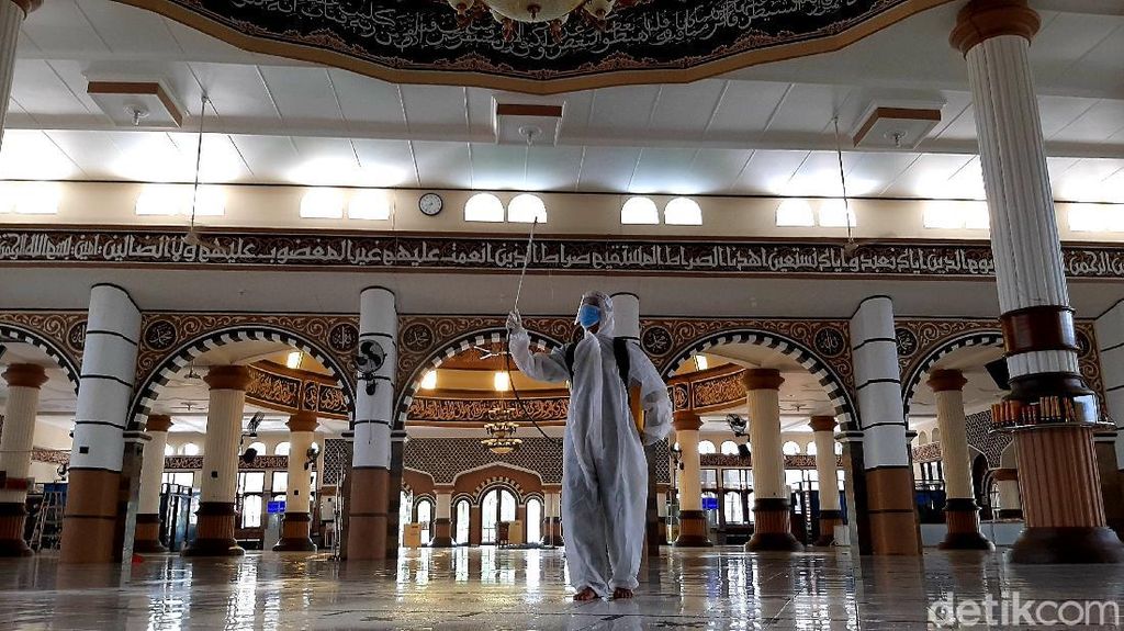 Sambut Ramadhan, Masjid Agung Purwokerto Disemprot Disinfektan