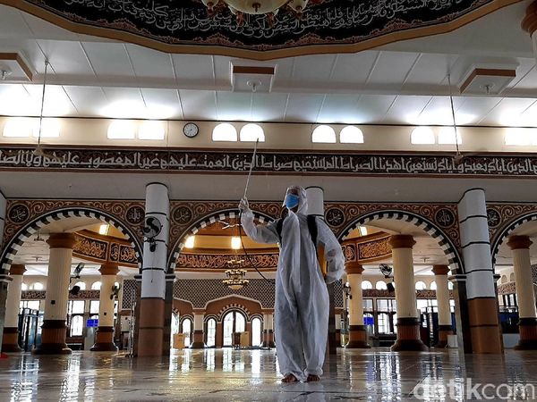 Sambut Ramadhan, Masjid Agung Purwokerto Disemprot Disinfektan