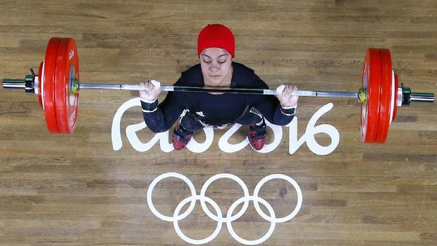 Egypt's Sara Ahmed competes during the Women's 69kg weightlifting competition at the Rio 2016 Olympic Games in Rio de Janeiro on August 10, 2016. (Photo by Stoyan Nenov / POOL / AFP)