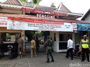 Petugas Bubarkan Warga yang Padusan Lewati Batas Waktu di Boyolali Petugas Bubarkan Warga yang Padusan Lewati Batas Waktu di Boyolali