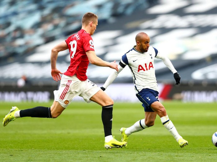 LONDON, ENGLAND - APRIL 11: Lucas Moura of Tottenham Hotspur makes a pass whilst under pressure from Scott McTominay of Manchester United during the Premier League match between Tottenham Hotspur and Manchester United at Tottenham Hotspur Stadium on April 11, 2021 in London, England. Sporting stadiums around the UK remain under strict restrictions due to the Coronavirus Pandemic as Government social distancing laws prohibit fans inside venues resulting in games being played behind closed doors. (Photo by Clive Rose/Getty Images)