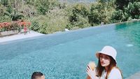 Romantisnya Siti Badriah dan Krisjiana Baharudin saat Makan di Tepi Pantai