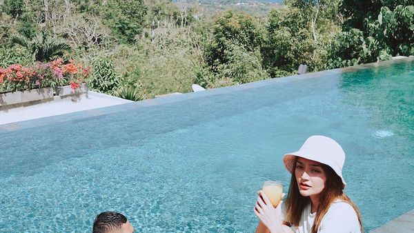 Romantisnya Siti Badriah dan Krisjiana Baharudin saat Makan di Tepi Pantai