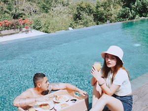 Romantisnya Siti Badriah dan Krisjiana Baharudin saat Makan di Tepi Pantai