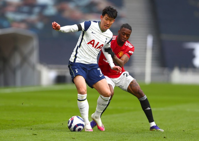 LONDON, ENGLAND - APRIL 11: Son Heung-Min of Tottenham Hotspur battles for possession with Aaron Wan-Bissaka of Manchester United during the Premier League match between Tottenham Hotspur and Manchester United at Tottenham Hotspur Stadium on April 11, 2021 in London, England. Sporting stadiums around the UK remain under strict restrictions due to the Coronavirus Pandemic as Government social distancing laws prohibit fans inside venues resulting in games being played behind closed doors. (Photo by Clive Rose/Getty Images)