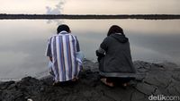Tabur Bunga di Atas Tanggul Lumpur Lapindo