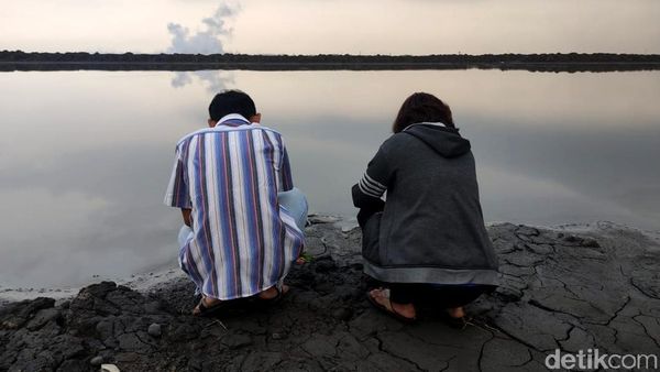 Tabur Bunga di Atas Tanggul Lumpur Lapindo