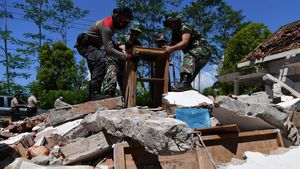 Bahu-Membahu TNI-Polri Bantu Warga Korban Gempa