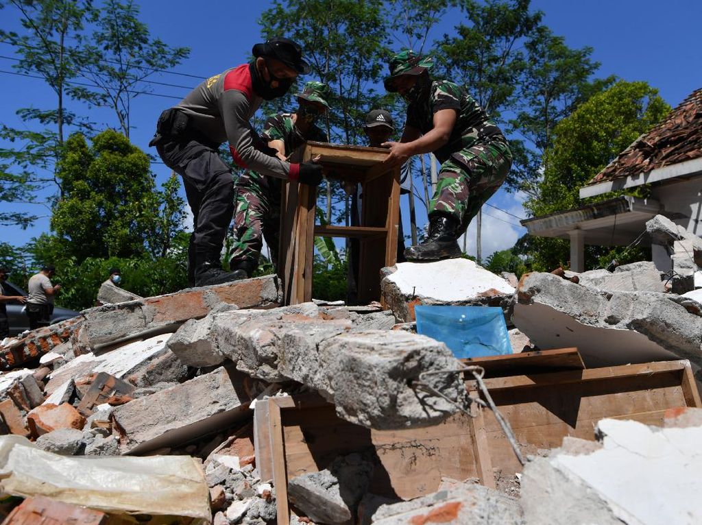 Bahu-Membahu TNI-Polri Bantu Warga Korban Gempa Bahu-Membahu TNI-Polri Bantu Warga Korban Gempa