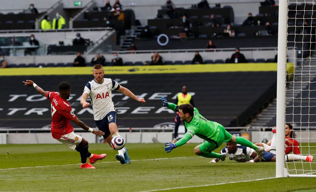 Tottenham Hotspur Vs Manchester United LONDON, ENGLAND - APRIL 11: Edinson Cavani of Manchester United scores their side's second goal past Hugo Lloris of Tottenham Hotspur during the Premier League match between Tottenham Hotspur and Manchester United at Tottenham Hotspur Stadium on April 11, 2021 in London, England. Sporting stadiums around the UK remain under strict restrictions due to the Coronavirus Pandemic as Government social distancing laws prohibit fans inside venues resulting in games being played behind closed doors. (Photo by Matthew Childs - Pool/Getty Images)