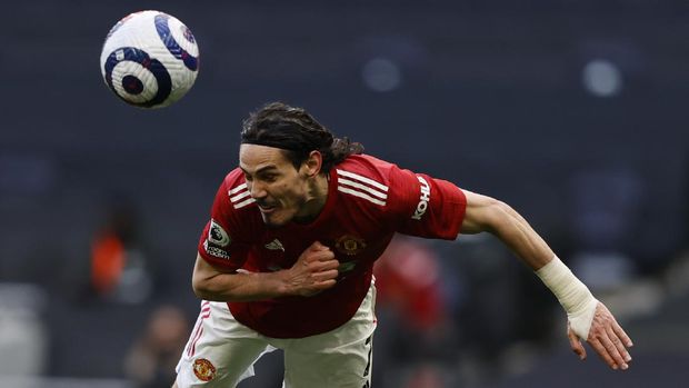 Manchester United's Edinson Cavani in action during the English Premier League soccer match between Tottenham Hotspur and Manchester United at the Tottenham Hotspur Stadium in London, Sunday, April 11, 2021. (Adrian Dennis/Pool via AP)