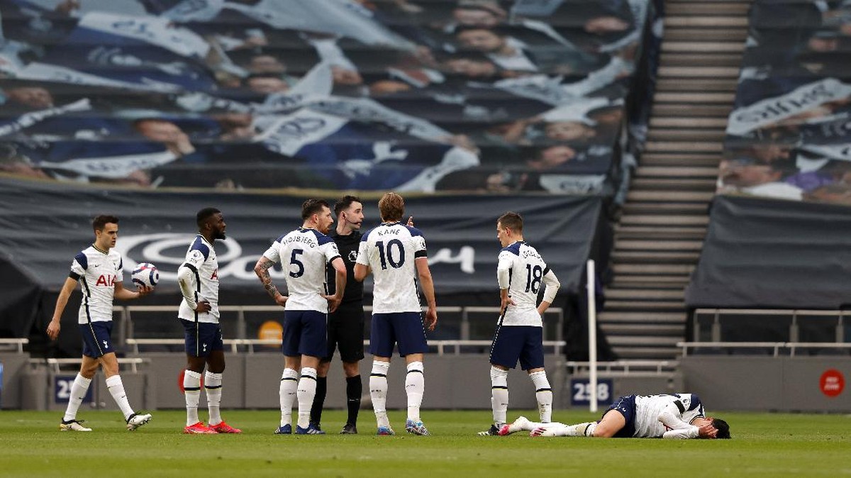 Son Heung-min terkapaar usai dilanggar Scott McTominay. (Foto: Getty Images/Pool)