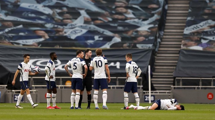 LONDON, ENGLAND - APRIL 11: Pierre-Emile Hojbjerg of Tottenham Hotspur interacts with Referee Chris Kavanagh as Son Heung-Min lies of Tottenham Hotspur injured during the Premier League match between Tottenham Hotspur and Manchester United at Tottenham Hotspur Stadium on April 11, 2021 in London, England. Sporting stadiums around the UK remain under strict restrictions due to the Coronavirus Pandemic as Government social distancing laws prohibit fans inside venues resulting in games being played behind closed doors. (Photo by Adrian Dennis - Pool/Getty Images)