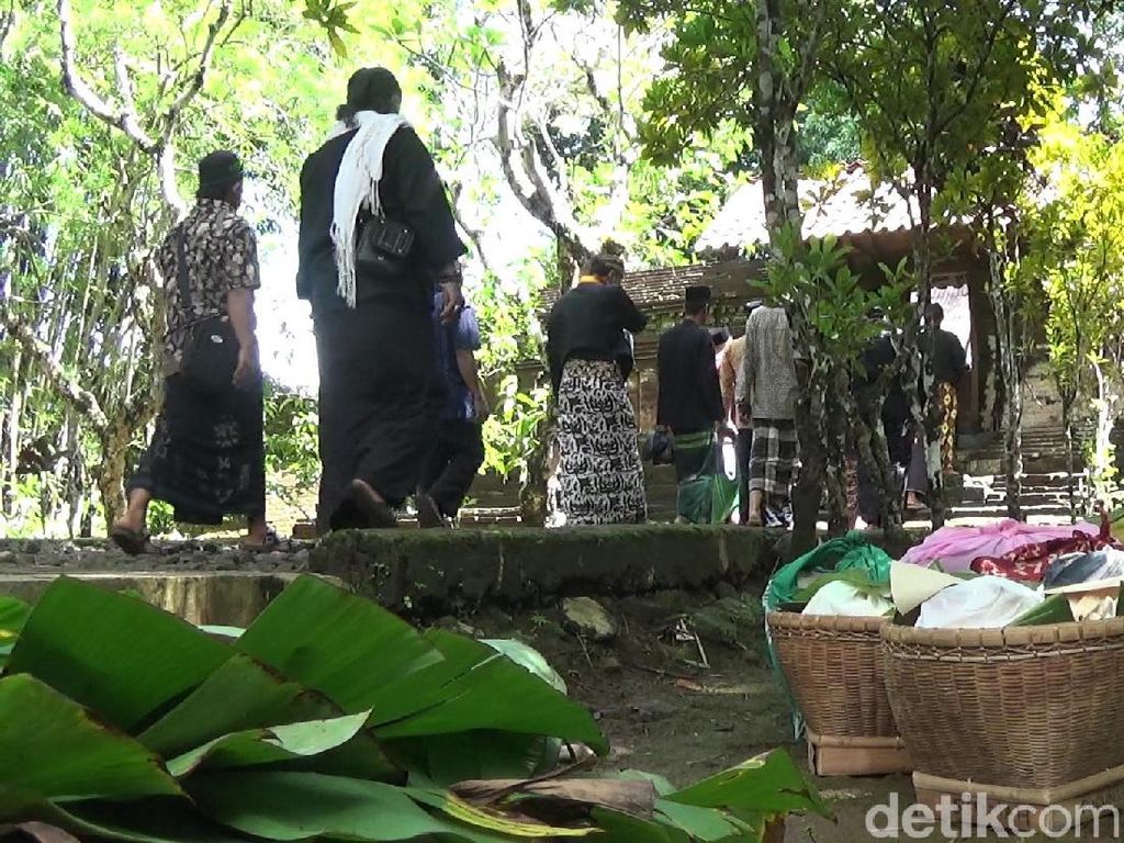 Mengintip Tradisi Nyadran Gede di Petilasan Girilangan Banjarnegara Mengintip Tradisi Nyadran Gede di Petilasan Girilangan Banjarnegara