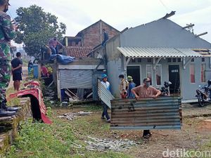 Warga Bandung Bersihkan Puing Rumah Usai Diterjang Hujan-Angin Kencang