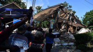 Warga Lumajang Terpaksa Rubuhkan Rumah Rusak Imbas Gempa