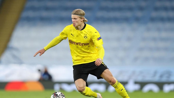 MANCHESTER, ENGLAND - APRIL 06: Erling Haaland of Borussia Dortmund runs with the ball during the UEFA Champions League Quarter Final match between Manchester City and Borussia Dortmund at Etihad Stadium on April 06, 2021 in Manchester, England. Sporting stadiums around the UK remain under strict restrictions due to the Coronavirus Pandemic as Government social distancing laws prohibit fans inside venues resulting in games being played behind closed doors. (Photo by Clive Brunskill/Getty Images)