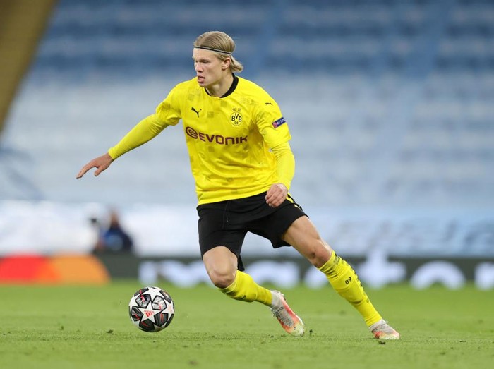 MANCHESTER, ENGLAND - APRIL 06: Erling Haaland of Borussia Dortmund runs with the ball during the UEFA Champions League Quarter Final match between Manchester City and Borussia Dortmund at Etihad Stadium on April 06, 2021 in Manchester, England. Sporting stadiums around the UK remain under strict restrictions due to the Coronavirus Pandemic as Government social distancing laws prohibit fans inside venues resulting in games being played behind closed doors. (Photo by Clive Brunskill/Getty Images)