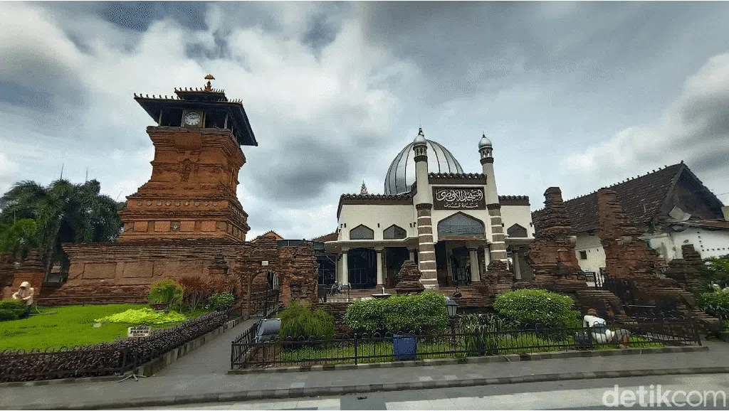7 Masjid Terindah di Indonesia yang Bisa Dikunjungi Saat Ramadhan 7 Masjid Terindah di Indonesia yang Bisa Dikunjungi Saat Ramadhan