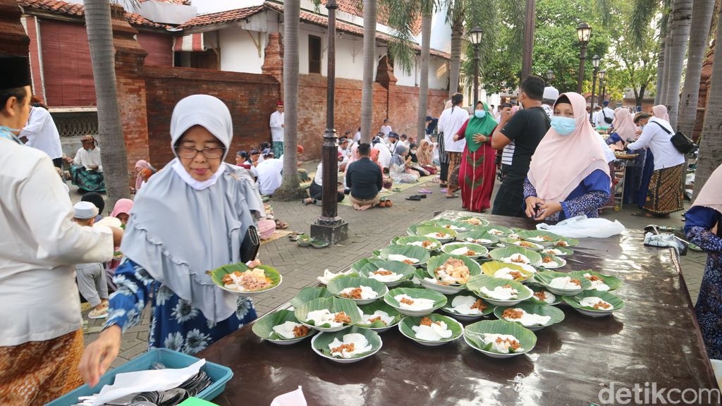 Awal Ramadhan Intip Ketan dan Puli Kotokan Disajikan di Kompleks Menara Kudus