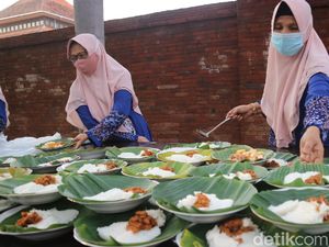 Awal Ramadhan Intip Ketan dan Puli Kotokan Disajikan di Kompleks Menara Kudus