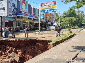 Tunggu Lelang, Perbaikan Jalan Amblas di Grand Depok City 2 Bulan Lagi