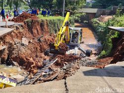 Membedah Beda Penanganan Jalan Amblas di GDC Depok dan Gubeng Surabaya