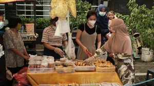 Berburu Takjil Jelang Buka Puasa di Bendungan Hilir