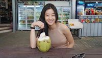Cantiknya Seo Ye Ji Saat Minum Es Kelapa dan Ngemil Es Krim