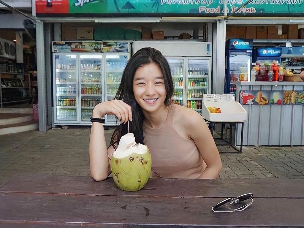 Cantiknya Seo Ye Ji Saat Minum Es Kelapa dan Ngemil Es Krim