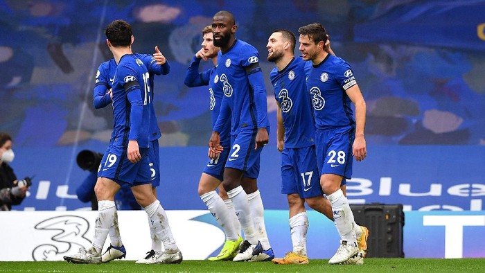 LONDON, ENGLAND - JANUARY 31: Cesar Azpilicueta of Chelsea is congratulated by Mateo Kovacic and team mates after scoring their sides first goal during the Premier League match between Chelsea and Burnley at Stamford Bridge on January 31, 2021 in London, England. Sporting stadiums around the UK remain under strict restrictions due to the Coronavirus Pandemic as Government social distancing laws prohibit fans inside venues resulting in games being played behind closed doors. (Photo by Justin Tallis - Pool/Getty Images)