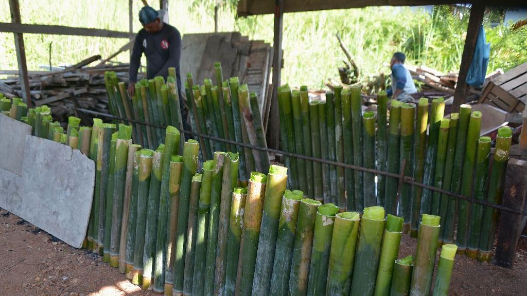 Melihat Pembuatan Lemang Bambu, Kuliner Populer Kala Ramadhan Melihat Pembuatan Lemang Bambu, Kuliner Populer Kala Ramadhan