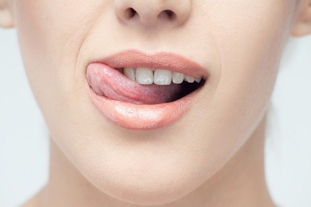foto: Hentikan menjilat bibir kering/freepik.com
