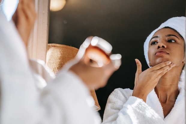 Akhiri dengan moisturizer.