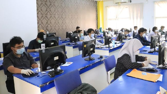 Hari Pertama UTBK di ITS, 1.707 Peserta Terapkan Prokes Ketat Hari Pertama UTBK di ITS, 1.707 Peserta Terapkan Prokes Ketat