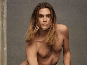 Tampilkan Pria Telanjang Pose Pakai Tas Wanita, Valentino Dihujat Netizen