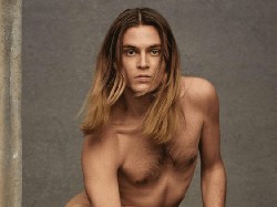 Tampilkan Pria Telanjang Pose Pakai Tas Wanita, Valentino Dihujat Netizen