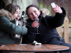 Inggris Longgarkan Lockdown, Restoran hingga Kebun Binatang Kembali Buka