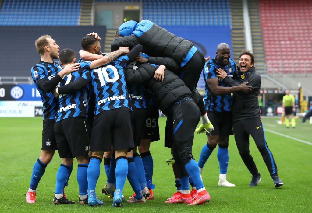 MILAN, ITALY - APRIL 11: Matteo Darmian of FC Internazionale (hidden) celebrates with team mates after scoring their side's first goal during the Serie A match between FC Internazionale  and Cagliari Calcio at Stadio Giuseppe Meazza on April 11, 2021 in Milan, Italy. Sporting stadiums around Italy remain under strict restrictions due to the Coronavirus Pandemic as Government social distancing laws prohibit fans inside venues resulting in games being played behind closed doors. (Photo by Marco Luzzani/Getty Images)